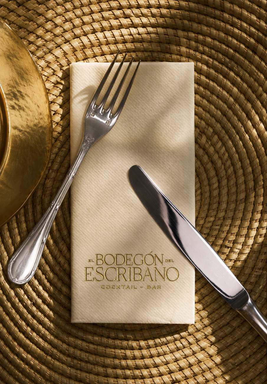 Servilleta con logo y cubiertos sobre individual de fibra